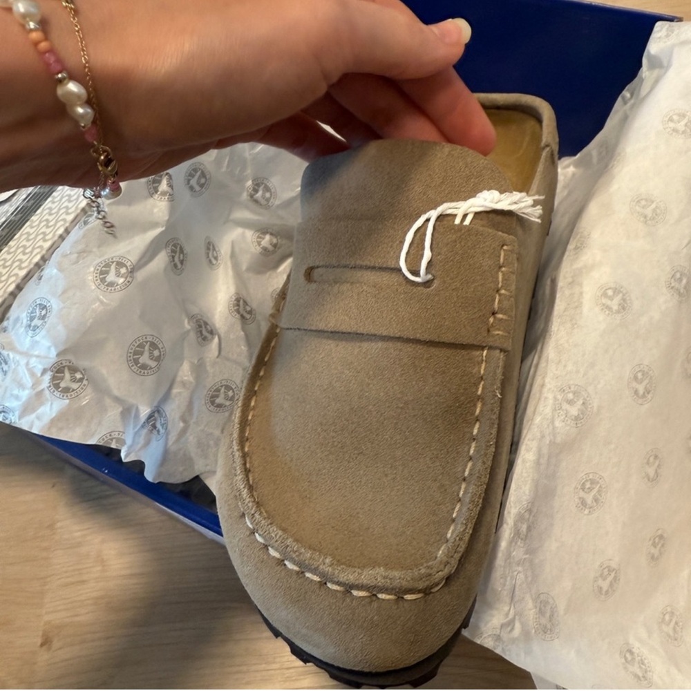 NWT Birkenstock Naples in taupe size 39 brand new and sold out everywhere